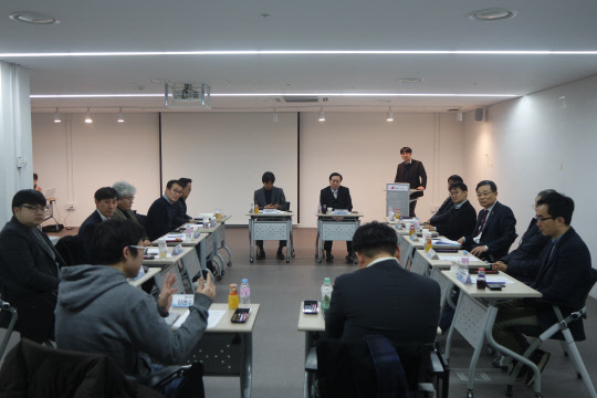7일 서울 역삼동 팁스타운에서 열린 혁신창업 생태계 간담회에서 최수규 중소벤처기업부 차관(오른쪽 세번째) 등 참석자들이 팁스 개선방안에 대해 논의하고 있다.